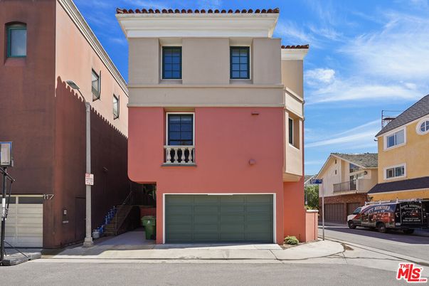Attached, Exterior, Facade, Mediterranean