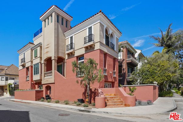 Exterior, Facade, Mediterranean