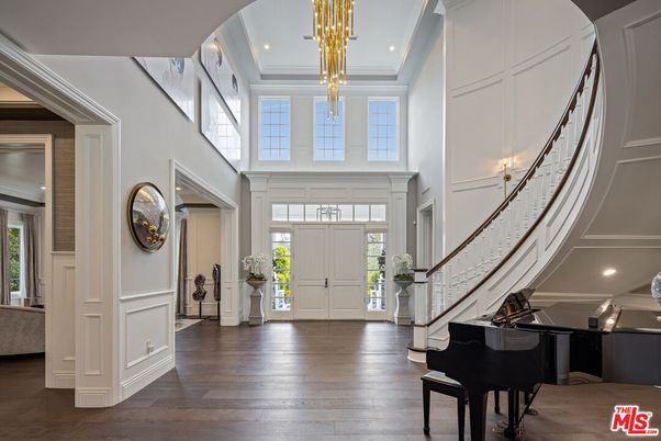Interior, Pendant Lights, Piano, Recessed Lighting, Wood Texture Flooring