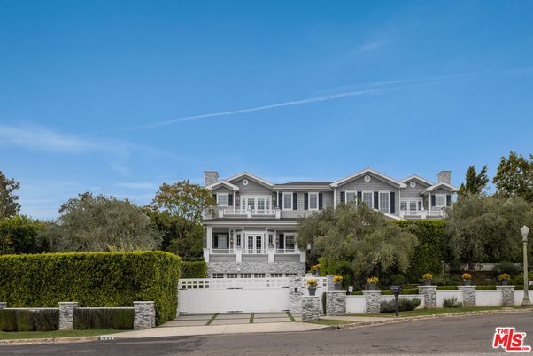 Attached, Exterior, Facade, Queen Anne Victorian