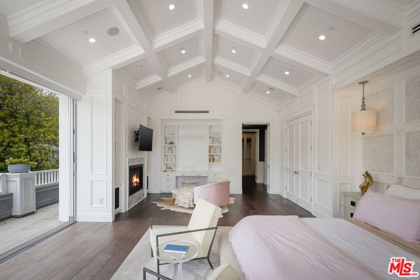 Bedroom, Fireplace, Interior, Pendant Lights, Recessed Lighting, Wood Texture Flooring