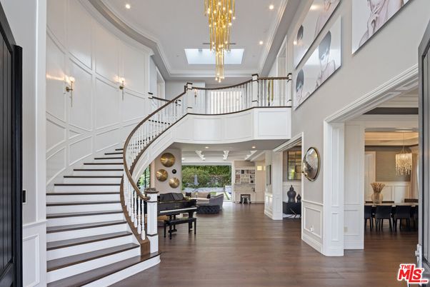 Chandelier, Dining room, Interior, Pendant Lights, Piano, Recessed Lighting, Wood Texture Flooring