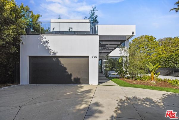 Attached, Exterior, Facade, Modern