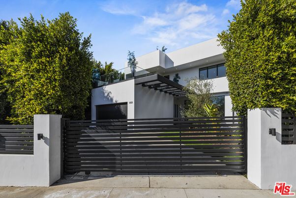 Exterior, Facade, Modern