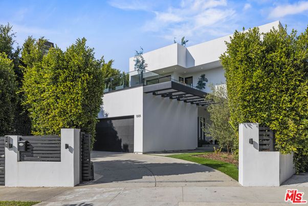 Attached, Exterior, Facade, Modern