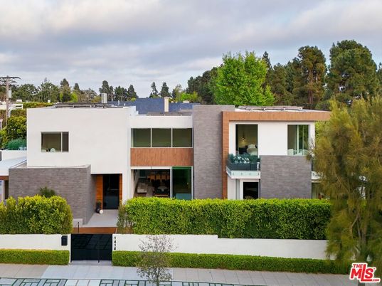 Exterior, Facade, Modern