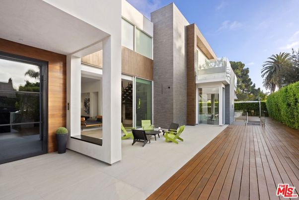 Exterior, Facade, Modern
