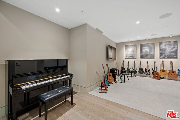 Interior, Piano, Recessed Lighting, Wood Texture Flooring