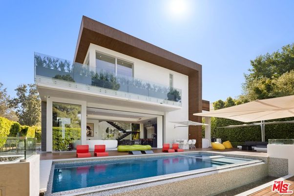Exterior, Facade, Pool, Modern