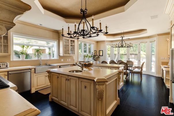 Chandelier, Dining room, Interior, Kitchen, Pendant Lights, Recessed Lighting, Wood Texture Flooring