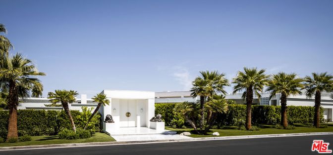 Exterior, Facade, Modern