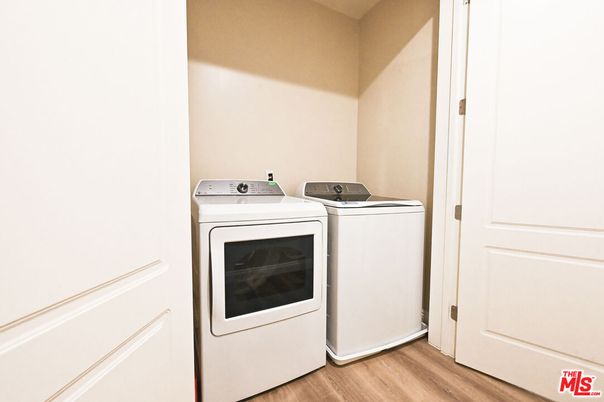 Interior, Washer, Wood Texture Flooring