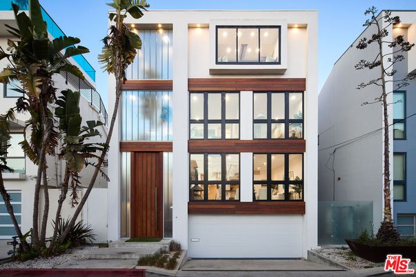 Exterior, Facade, Modern