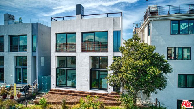 Exterior, Facade, Modern