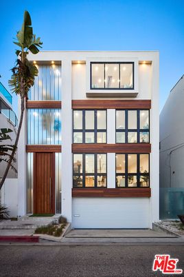 Exterior, Facade, Modern