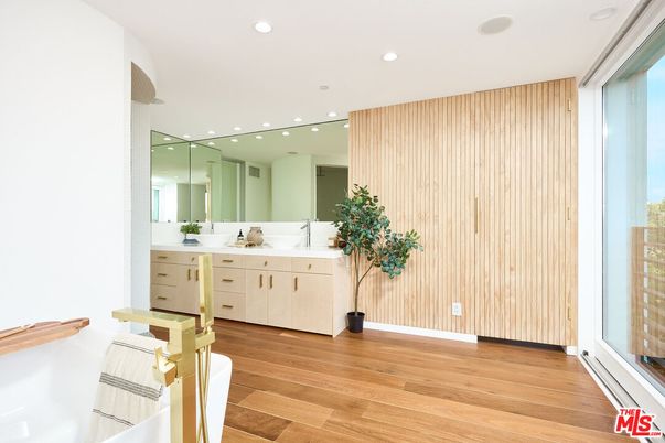Bathroom, Interior, Recessed Lighting, Wood Texture Flooring