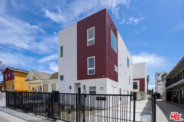 Exterior, Facade, Modern
