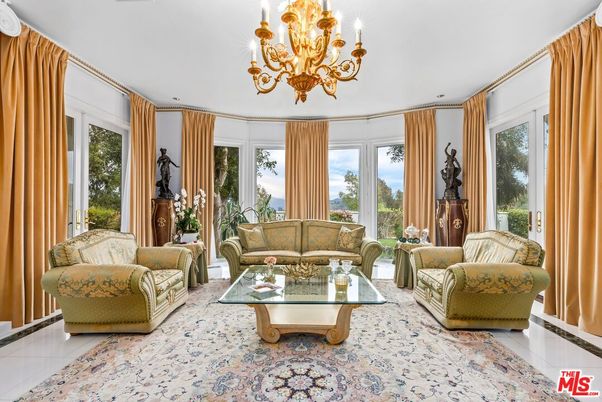 Chandelier, Interior, Living room