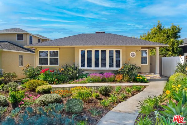 Exterior, Facade, Ranch
