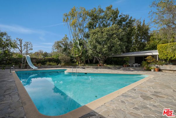Exterior, Playground, Pool