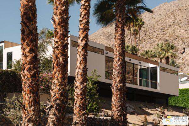 Exterior, Facade, Modern