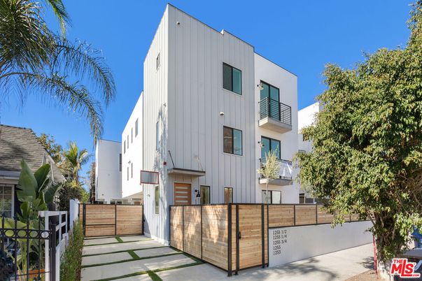 Exterior, Facade, Modern