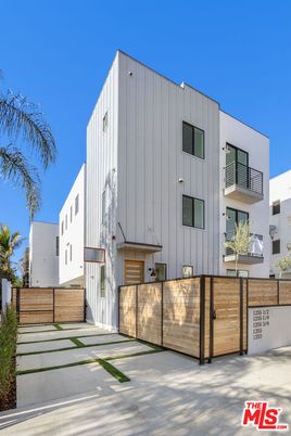 Attached, Exterior, Facade, Modern