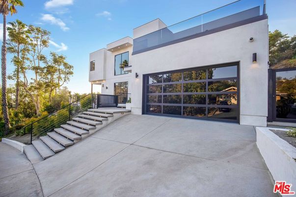Attached, Exterior, Facade, Modern