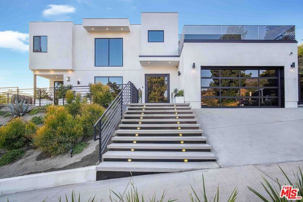 Attached, Exterior, Facade, Modern