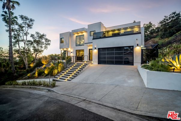 Attached, Exterior, Facade, Modern