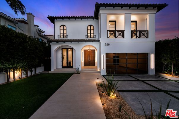 Attached, Exterior, Facade, Mediterranean