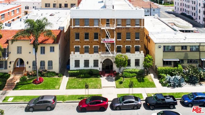 Exterior, Facade, Rowhouse