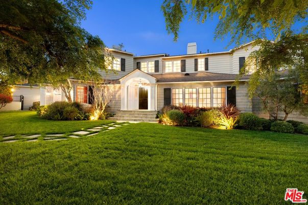 Backyard, Exterior, Facade, Farmhouse