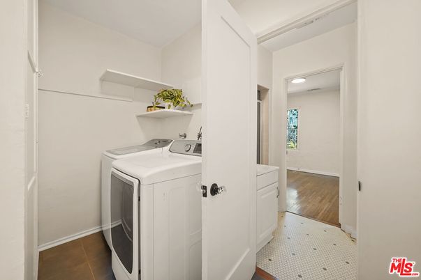 Interior, Recessed Lighting, Washer, Wood Texture Flooring