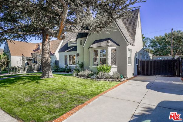 Backyard, Exterior, Facade, French Provincial