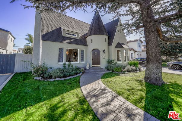 Exterior, Facade, Queen Anne Victorian