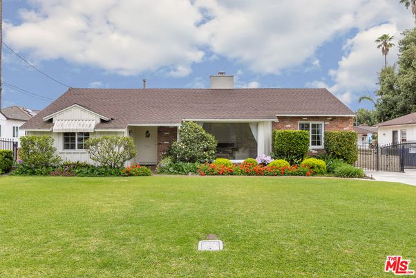 Backyard, Exterior, Facade, Brick Facade, Ranch