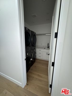 Interior, Utility Closets, Washer, Wood Texture Flooring