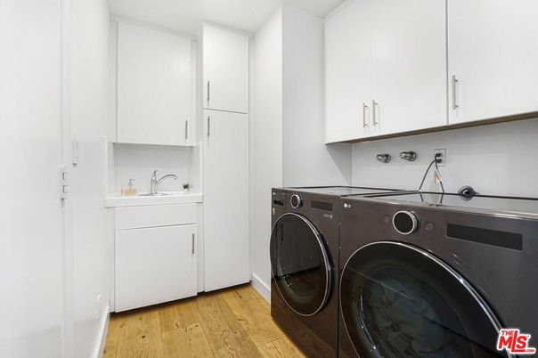 Interior, Washer, Wood Texture Flooring