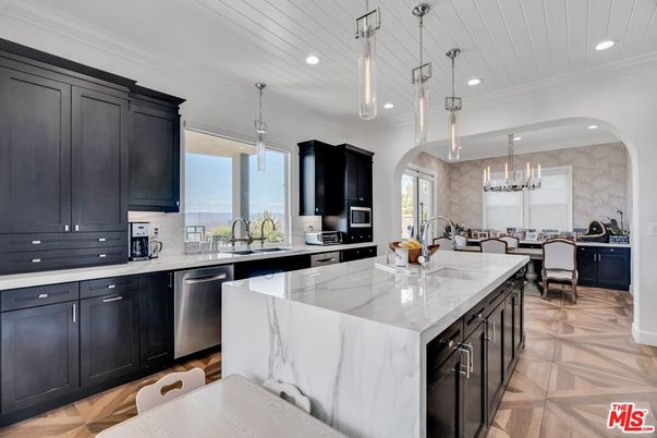 Chandelier, Dining room, Interior, Kitchen, Pendant Lights, Recessed Lighting, Stainless Steel Appliances