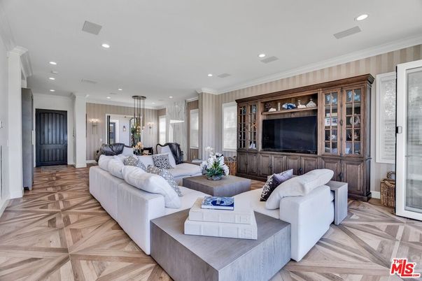 Interior, Living room, Pendant Lights, Recessed Lighting, Wood Texture Flooring