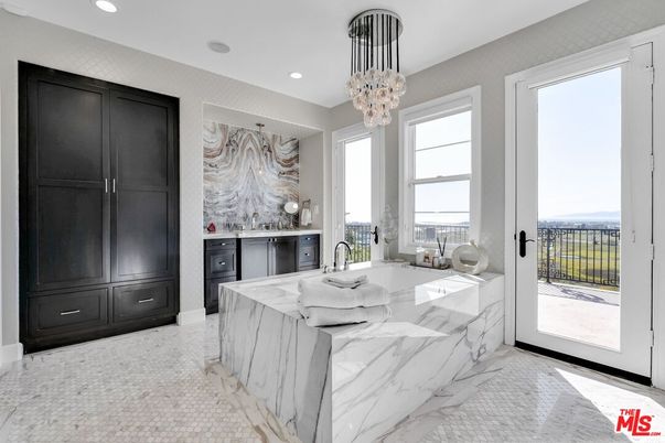 Chandelier, Interior, Kitchen, Marble, Pendant Lights, Recessed Lighting, Stainless Steel Appliances