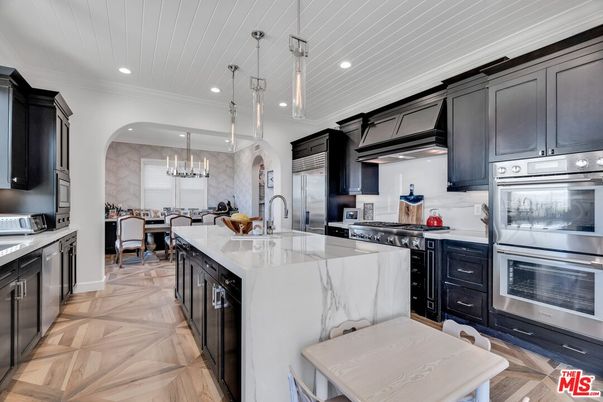 Chandelier, Dining room, Interior, Kitchen, Pendant Lights, Recessed Lighting, Stainless Steel Appliances, Wood Texture Flooring