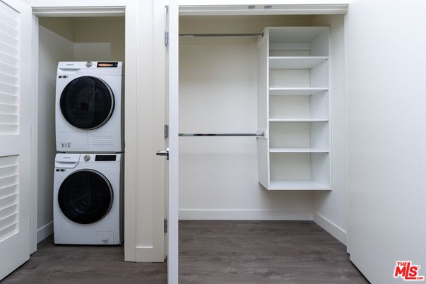 Interior, Utility Closets, Washer, Wood Texture Flooring