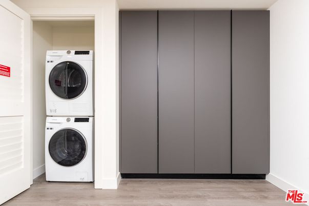 Interior, Utility Closets, Washer, Wood Texture Flooring
