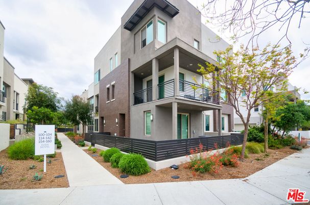Exterior, Facade, Brick Facade, Modern