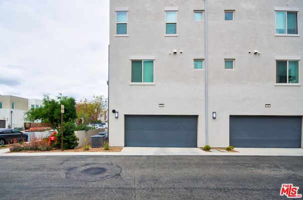 Attached, Exterior, Facade, Rowhouse