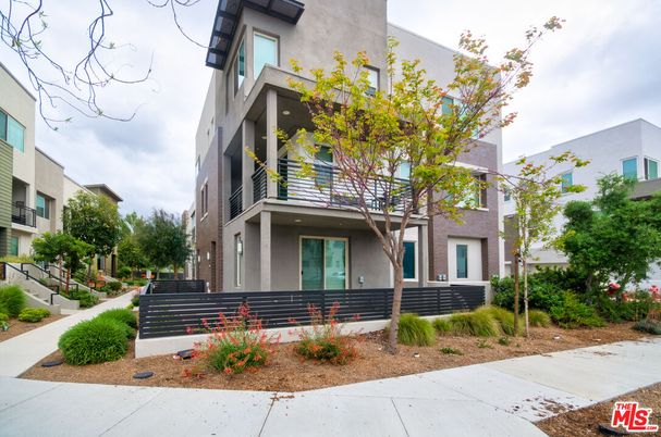 Exterior, Facade, Modern