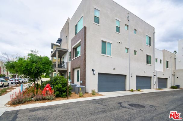 Attached, Exterior, Facade, Brick Facade, Rowhouse