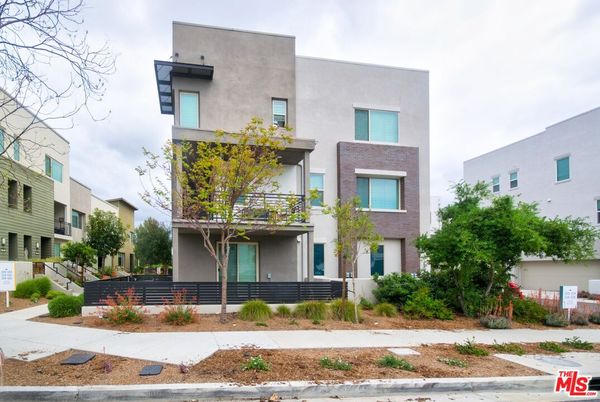 Exterior, Facade, Modern